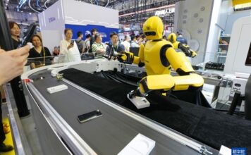 Indústria de alta tecnologia sustenta economia chinesa, mas demanda interna segue como desafio Robô em linha de inspeção industrial na China; foto de arquivo de Ju Huanzong, Xinhua