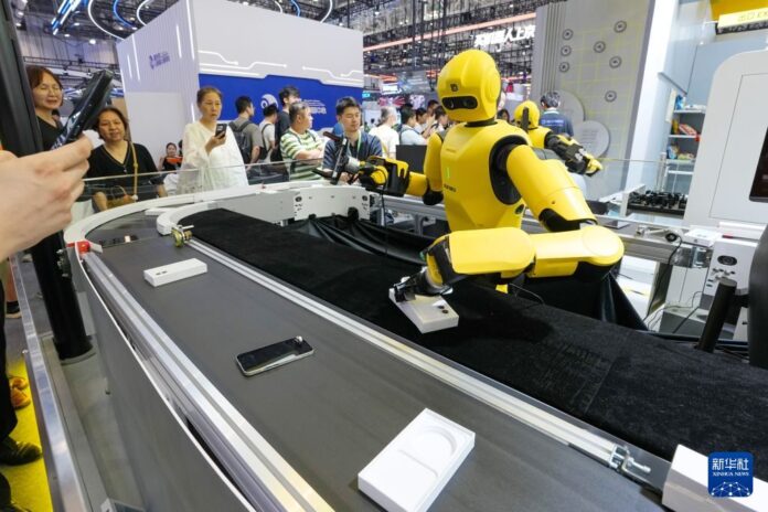 Robô em linha de inspeção industrial na China; foto de arquivo de Ju Huanzong, Xinhua