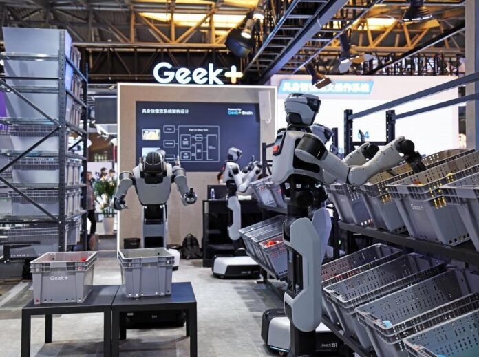 Robôs humanoides demonstram seleção e triagem durante conferência de inteligência artificial em Shanghai