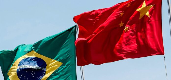 Bandeiras do Brasil e da China; foto de arquivo da Agência Brasil, republicada por Brasil 247