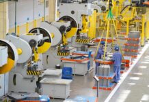 Lucros industriais da China desaceleram em julho, apesar do salto em eletrônicos Trabalhadores em oficina da Harbin Electric Machinery, na China