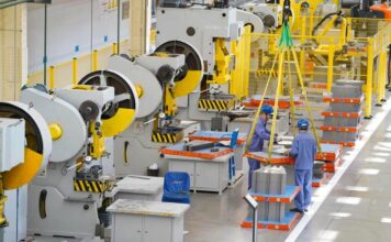 Lucros industriais da China desaceleram em julho, apesar do salto em eletrônicos Trabalhadores em oficina da Harbin Electric Machinery, na China