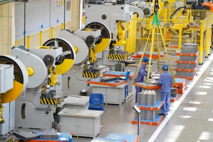 Trabalhadores em oficina da Harbin Electric Machinery, na China
