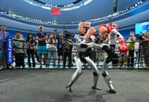Pequim transforma jogos de robôs humanoides em laboratório para aplicações reais Robôs humanoides disputam luta nos Jogos Mundiais de Robôs Humanoides de 2025, em Pequim; foto de arquivo de Ju Huanzong, Xinhua