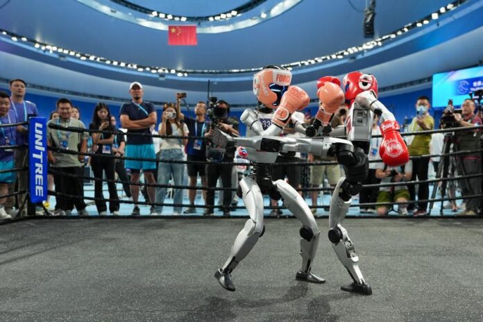 Robôs humanoides disputam luta nos Jogos Mundiais de Robôs Humanoides de 2025, em Pequim; foto de arquivo de Ju Huanzong, Xinhua