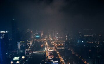 No topo, o som das cordas; em Tianjin, um panorama de mil facetas — o sanxian do patrimônio cultural imaterial embala uma noite de integração entre o Oriente e o Ocidente