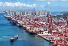 Comércio China–Asean supera US$ 1 trilhão e acelera 24,7% em 2026 Navios porta-contêineres no Terminal de Qianwan, Porto de Qingdao, China