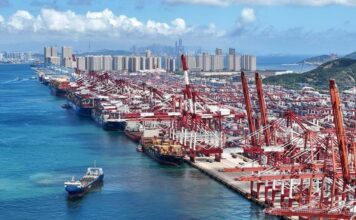 Comércio China–Asean supera US$ 1 trilhão e acelera 24,7% em 2026 Navios porta-contêineres no Terminal de Qianwan, Porto de Qingdao, China