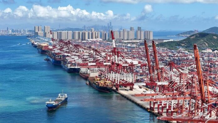Navios porta-contêineres no Terminal de Qianwan, Porto de Qingdao, China