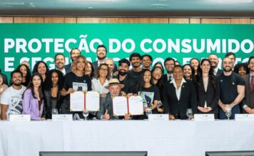 Novas regras combatem cambismo digital e garantem água gratuita em grandes eventos Cerimônia de assinatura dos decretos sobre ingressos e água em eventos