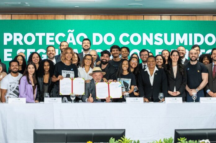 Cerimônia de assinatura dos decretos sobre ingressos e água em eventos