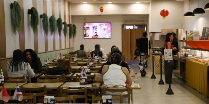Empresária trabalha em pequeno negócio durante o período de opção pelo Simples Nacional