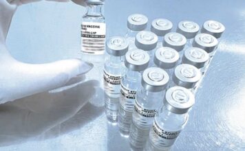 Fiocruz recebe aval para testar primeira vacina brasileira de RNA mensageiro Pesquisadora trabalha na plataforma brasileira de vacina de RNA mensageiro da Fiocruz